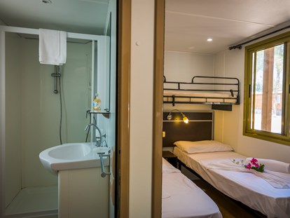 Luxuscamping - Bad und WC getrennt - Costa del Sud - Tiliguerta Glamping & Camping Village Dreizimmer Komfort Mobilheim (24 qm)