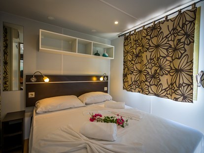 Luxuscamping - Bad und WC getrennt - Sardinien - Tiliguerta Glamping & Camping Village Dreizimmer Komfort Mobilheim (24 qm)