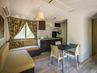 Luxury camping - Klimaanlage - Sardinia - Vierzimmer Komfort Mobilheim - Essen & Kochen - Tiliguerta Glamping & Camping Village Vierzimmer Komfort Mobilheim (32/34 qm)