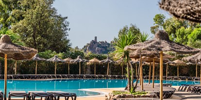 Luxuscamping - Swimmingpool - Pool - Sicht auf Torre Salinas - 4 Mori Family Village - 4 Mori Family Village