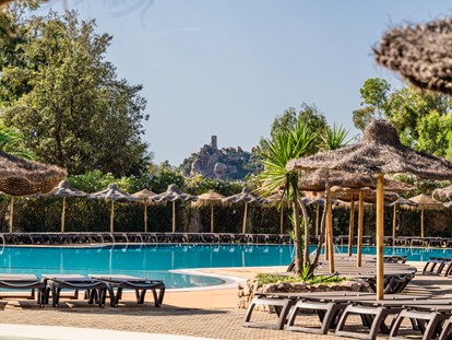 Luxuscamping - Restaurant - Pool - Sicht auf Torre Salinas - 4 Mori Family Village - 4 Mori Family Village