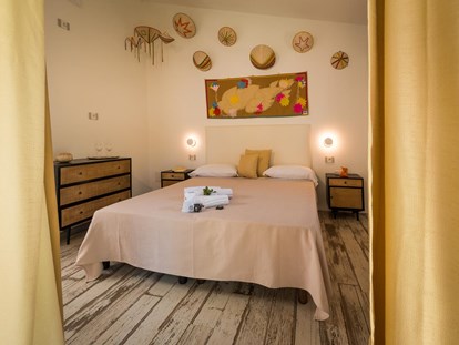 Luxuscamping - Sonnenliegen - Sardinien - Tiliguerta Glamping & Camping Village Deluxe-Einzimmer-Bungalows 