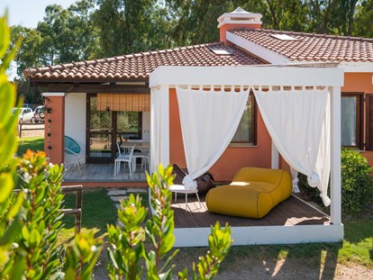 Luxury camping - Sonnenliegen - Sardinia - Tiliguerta Glamping & Camping Village Deluxe-Zweizimmer-Bungalows