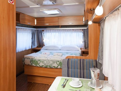 Luxury camping - Dusche - Cavallino - Wohnzimmer und Doppelbett - Camping Ca' Pasquali Village Caravan direkt am Meer auf Camping Ca' Pasquali Village