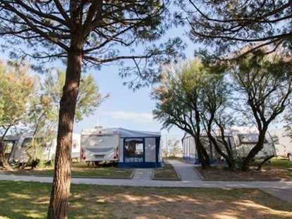 Luxuscamping - Art der Unterkunft: Campingfahrzeug - Italien - Caravan direkt am Meer am Camping Ca' Pasquali Village - Camping Ca' Pasquali Village Caravan direkt am Meer auf Camping Ca' Pasquali Village