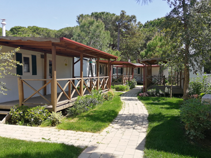 Luxuscamping - Venetien - Außenansicht und der Terrasse - Camping Ca' Pasquali Village Mobilheim Residence Gold auf Camping Ca' Pasquali Village