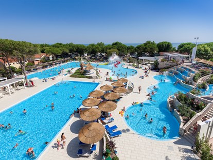 Luxury camping - Heizung - Cavallino - Panorama des Schwimmbades - Camping Ca' Pasquali Village Mobilheim Torcello Platinum auf Camping Ca' Pasquali Village