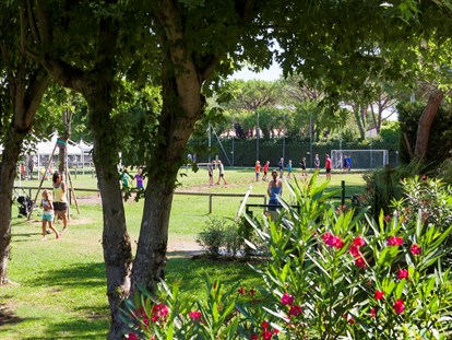 Luxuscamping - Venetien - Spielplatz - Camping Ca' Pasquali Village Mobilheim Torcello Plus Gold auf Camping Ca' Pasquali Village