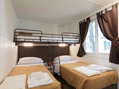 Luxuscamping - getrennte Schlafbereiche - Cavallino-Treporti - Kinderbettzimmer - Camping Ca' Pasquali Village Mobilheim Top Residence Platinum auf Camping Ca' Pasquali Village