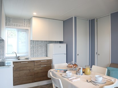 Luxury camping - Heizung - Cavallino - Wohnzimmer und Küche - Camping Vela Blu Mobilheim Lido Platinum auf Camping Vela Blu