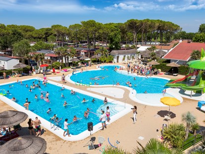 Luxuscamping - Venetien - Panorama des Schwimmbades - Camping Vela Blu Mobilheim Top Residence Gold am Camping Vela Blu