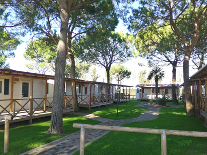 Luxury camping - Parkplatz bei Unterkunft - Cavallino-Treporti - Außenansicht des Mobilheims und der Terrasse - Camping Vela Blu Mobilheim Torcello Plus Gold auf Camping Vela Blu