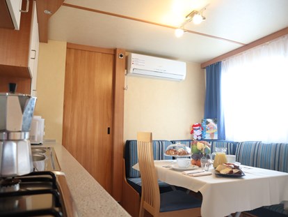 Luxuscamping - Kühlschrank - Cavallino-Treporti - Der Kochbereich - Camping Vela Blu Mobilheim Torcello Plus Gold auf Camping Vela Blu