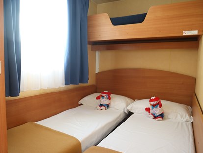 Luxuscamping - Sonnenliegen - Cavallino - Kinderbettzimmer - Camping Vela Blu Mobilheim Torcello Plus Gold auf Camping Vela Blu