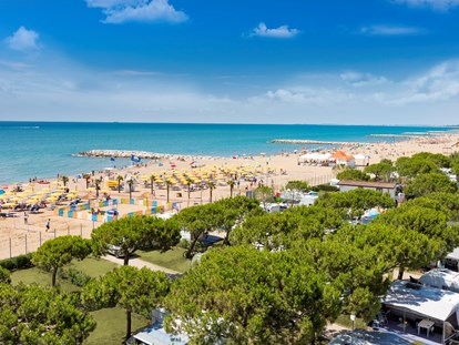 Luxuscamping - Sonnenliegen - Italien - Strand - Camping Vela Blu Mobilheim Torcello Plus Gold auf Camping Vela Blu