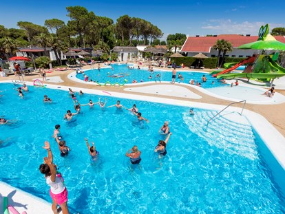Luxuscamping - WC - Venetien - Panorama des Schwimmbades - Camping Vela Blu Mobilheim Laguna Platinum auf Camping Vela Blu