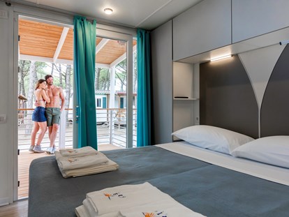 Luxury camping - Parkplatz bei Unterkunft - Cavallino - Doppelzimmer - Camping Vela Blu Mobilheim Laguna Platinum auf Camping Vela Blu