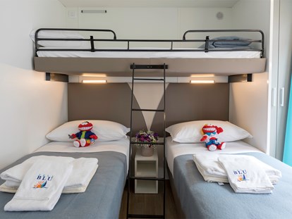 Luxury camping - Gefrierschrank - Italy - Kinderbettzimmer - Camping Vela Blu Mobilheim Laguna Platinum auf Camping Vela Blu