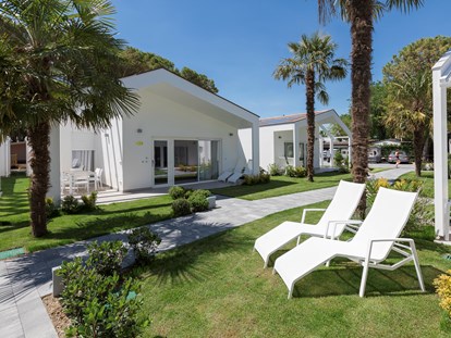 Luxuscamping - Terrasse - Cavallino - Außenansicht der Wohnungen mit Garten - Camping Vela Blu Residence Aurora auf Camping Vela Blu