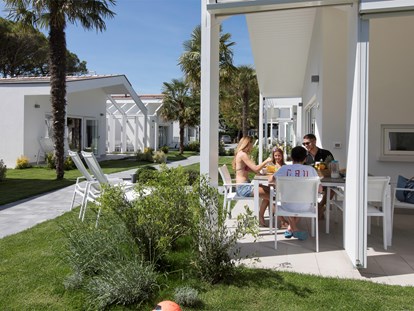 Luxuscamping - Art der Unterkunft: Bungalow - Venetien - Außenansicht der Wohnungen mit Garten - Camping Vela Blu Residence Aurora auf Camping Vela Blu