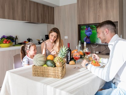 Luxuscamping - Kühlschrank - Cavallino-Treporti - Wohnzimmer und Küche - Camping Vela Blu Residence Aurora auf Camping Vela Blu