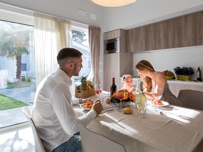 Luxuscamping - Klimaanlage - Venedig - Wohnzimmer und Küche - Camping Vela Blu Residence Aurora auf Camping Vela Blu