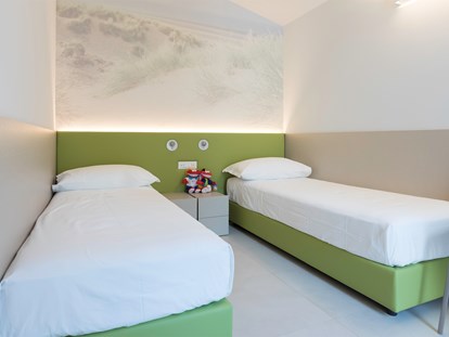 Luxuscamping - Art der Unterkunft: Bungalow - Cavallino - Schlafzimmer mit Einzelbetten - Camping Vela Blu Residence Aurora auf Camping Vela Blu