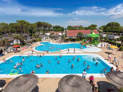 Luxuscamping - TV - Italien - Panorama des Schwimmbades - Camping Vela Blu Mobilheim Torcello Platinum auf Camping Vela Blu