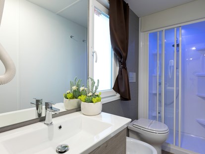 Luxuscamping - Venetien - Badezimmer - Camping Vela Blu Mobilheim Top Residence Platinum auf Camping Vela Blu