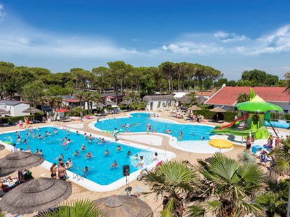 Luxuscamping - Hunde erlaubt - Italien - Panorama des Schwimmbades - Camping Vela Blu Mobilheim Top Residence Platinum auf Camping Vela Blu