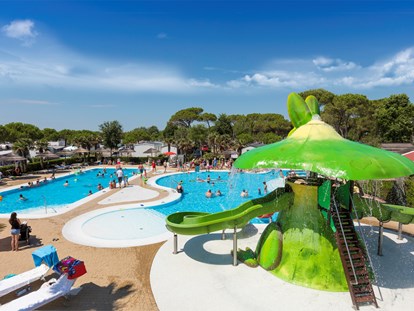 Luxuscamping - TV - Italien - Riesenpilz mit Rutsche - Camping Vela Blu Mobilheim Top Residence Platinum auf Camping Vela Blu