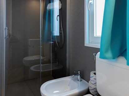 Luxuscamping - WC - Venetien - Badzimmer 1 - Camping Vela Blu Mobilheim Venezia Platinum auf Vela Blu Camping Village