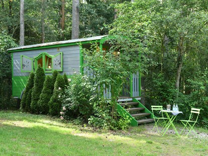 Luxury camping - Gartenmöbel - Pleinfeld - Außenansicht Zirkuswagen - Waldcamping Brombach Zirkuswagen am Waldcamping Brombach