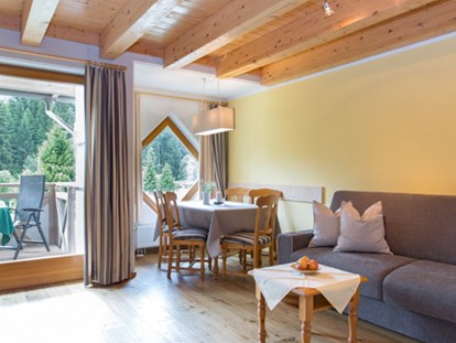 Luxuscamping - Parkplatz bei Unterkunft - Südtirol - Bozen - Appartement Residence - Camping Residence Chalet CORONES Schlaffässer auf Camping Residence Chalet CORONES