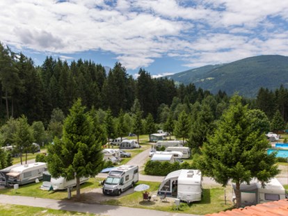 Luxury camping - Parkplatz bei Unterkunft - Südtirol - Bozen - Campingplatz  - Camping Residence Chalet CORONES Schlaffässer auf Camping Residence Chalet CORONES