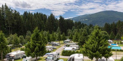Luxuscamping - Belluno - Campingplatz  - Camping Residence Chalet CORONES Schlaffässer auf Camping Residence Chalet CORONES