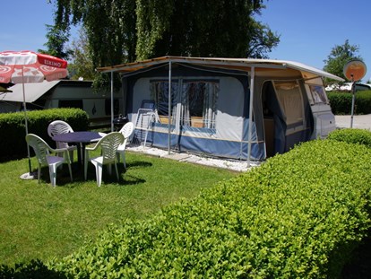 Luxuscamping - Preisniveau: günstig - Sbg. Salzkammergut - http://www.camping-grabner.at/ - Camping Grabner Mietwohnwagen am Camping Grabner
