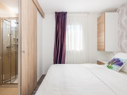 Luxury camping - Parkplatz bei Unterkunft - Split - Süd - Bedroom with bathroom - Lavanda Camping**** Premium Mobile Home with sea view