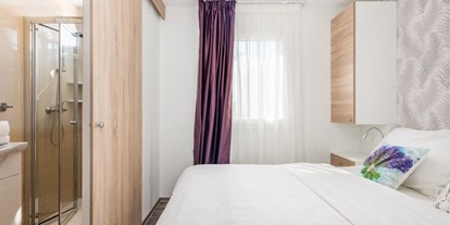 Luxuscamping - Terrasse - Dubrovnik - Bedroom with bathroom - Lavanda Camping**** Premium Mobile Home with sea view