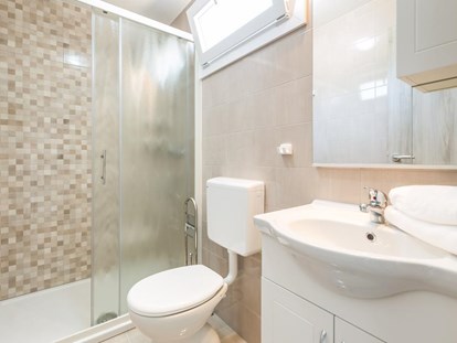 Luxury camping - TV - Croatia - bathroom - Lavanda Camping**** Premium Mobile Home with sea view