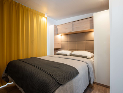 Luxury camping - Gartenmöbel - Split - Süd - Main bedroom with bathroom - Lavanda Camping**** Luxury Mobile Home mit swimmingpool