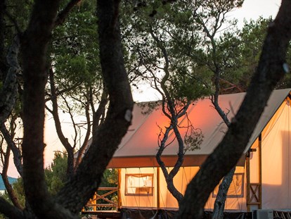 Luxuscamping - Sonnenliegen - Kroatien - Obonjan Island Resort Glamping Lodges
