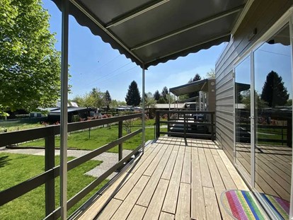 Luxuscamping - Lombardei - Terrasse der Mobilheime auf Camping Montorfano  - Camping Montorfano Mobile homes