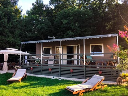 Luxuscamping - Lombardei - Mobilheim Luxury mit Liegewiese auf Camping Montorfano  - Camping Montorfano Mobile homes