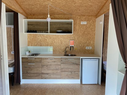 Luxury camping - Art der Unterkunft: Safari-Zelt - Lago di Como - Küche im Maxi tent auf Camping Montorfano - Camping Montorfano Maxi tents