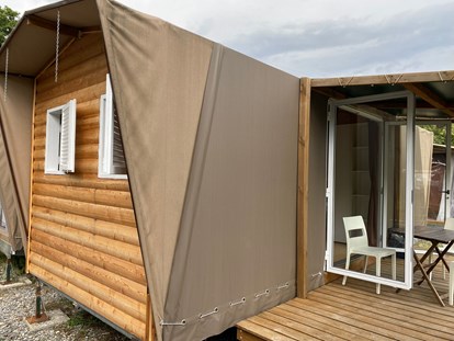 Luxury camping - Lago di Como - Terrasse des Maxi tent auf Camping Montorfano - Camping Montorfano Maxi tents