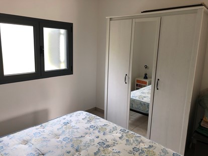 Luxuscamping - Lombardei - Schlafzimmer im Bungalow auf Camping Montorfano  - Camping Montorfano Bungalows