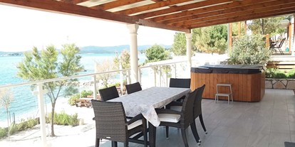 Luxuscamping - Terrasse - Dubrovnik - Deluxe Sea Mobile Home mit Whirlpool - Lavanda Camping**** Deluxe Sea Mobile Home mit Whirlpool