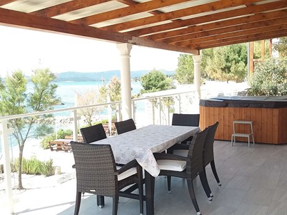 Luxuscamping - Kochmöglichkeit - Kroatien - Deluxe Sea Mobile Home mit Whirlpool - Lavanda Camping**** Deluxe Sea Mobile Home mit Whirlpool