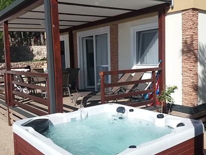 Luxury camping - Gartenmöbel - Split - Süd - Deluxe mobile home with whirlpool 40m2 with terrace - sea view - Lavanda Camping**** Deluxe Sea Mobile Home mit Whirlpool
